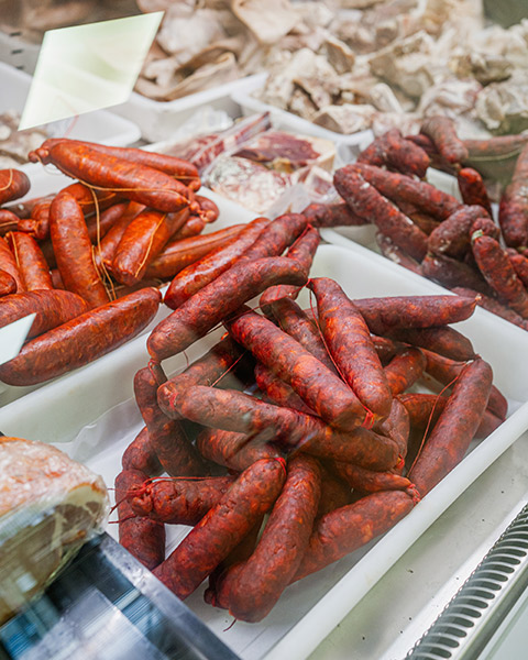 chorizos picantes en expositor carniceria